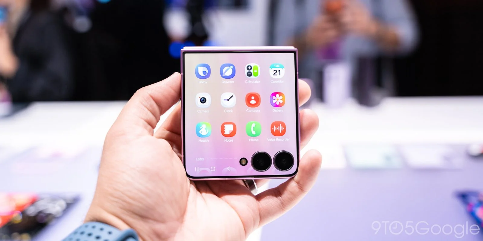 Galaxy Z Flip 8 Enhances Cover Screen with Expanded App Support